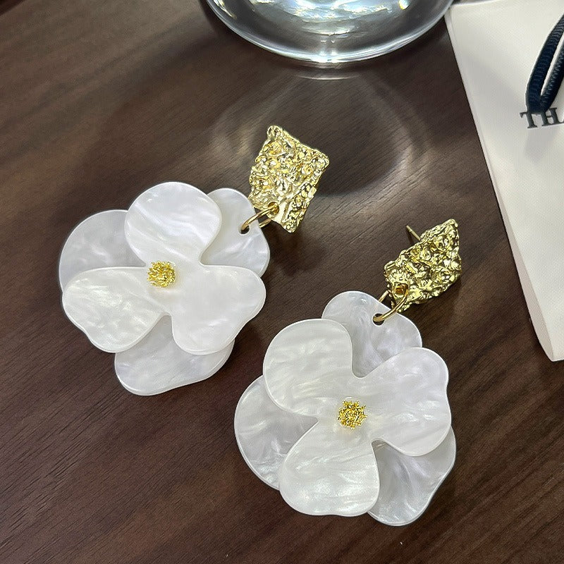 Kai – Hängende Blumenohrringe in Gold