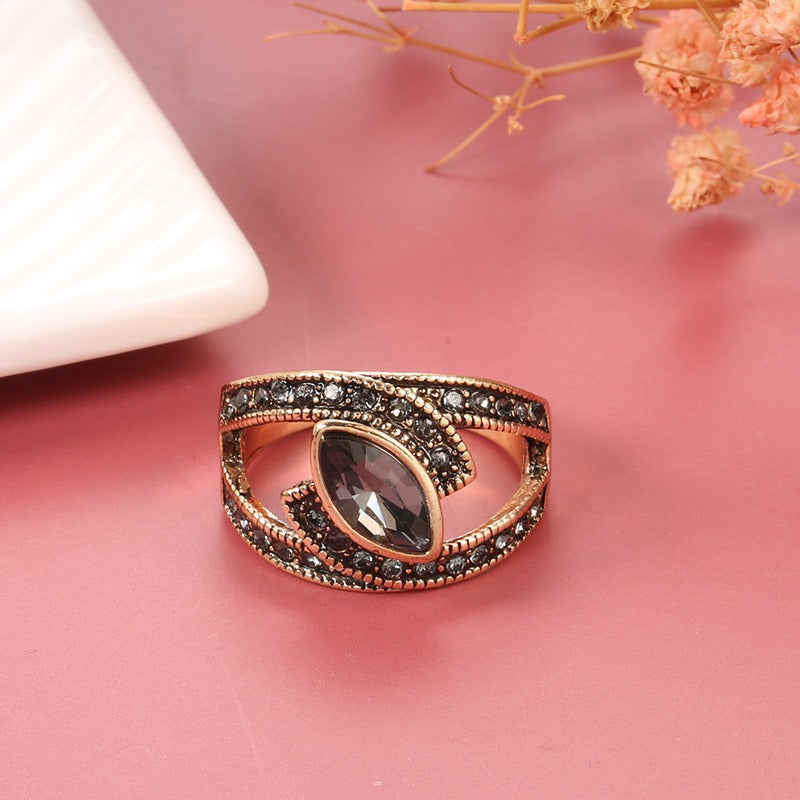 Amena – Eleganter Ring aus schwarzem Kristall