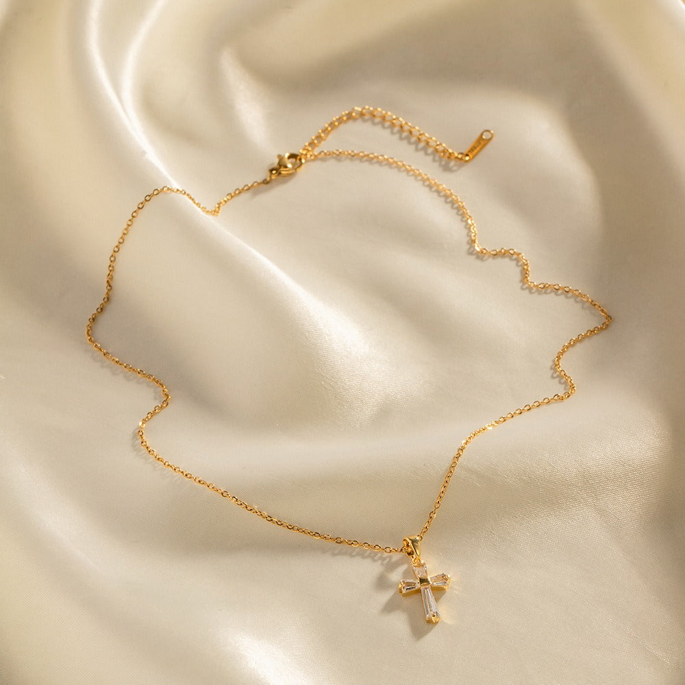 Mae – Goldene Halskette mit Zirkonia-Kreuz