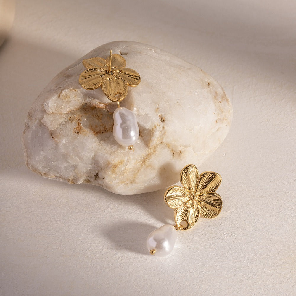 Ember – Florale Ohrringe mit goldenen Perlen