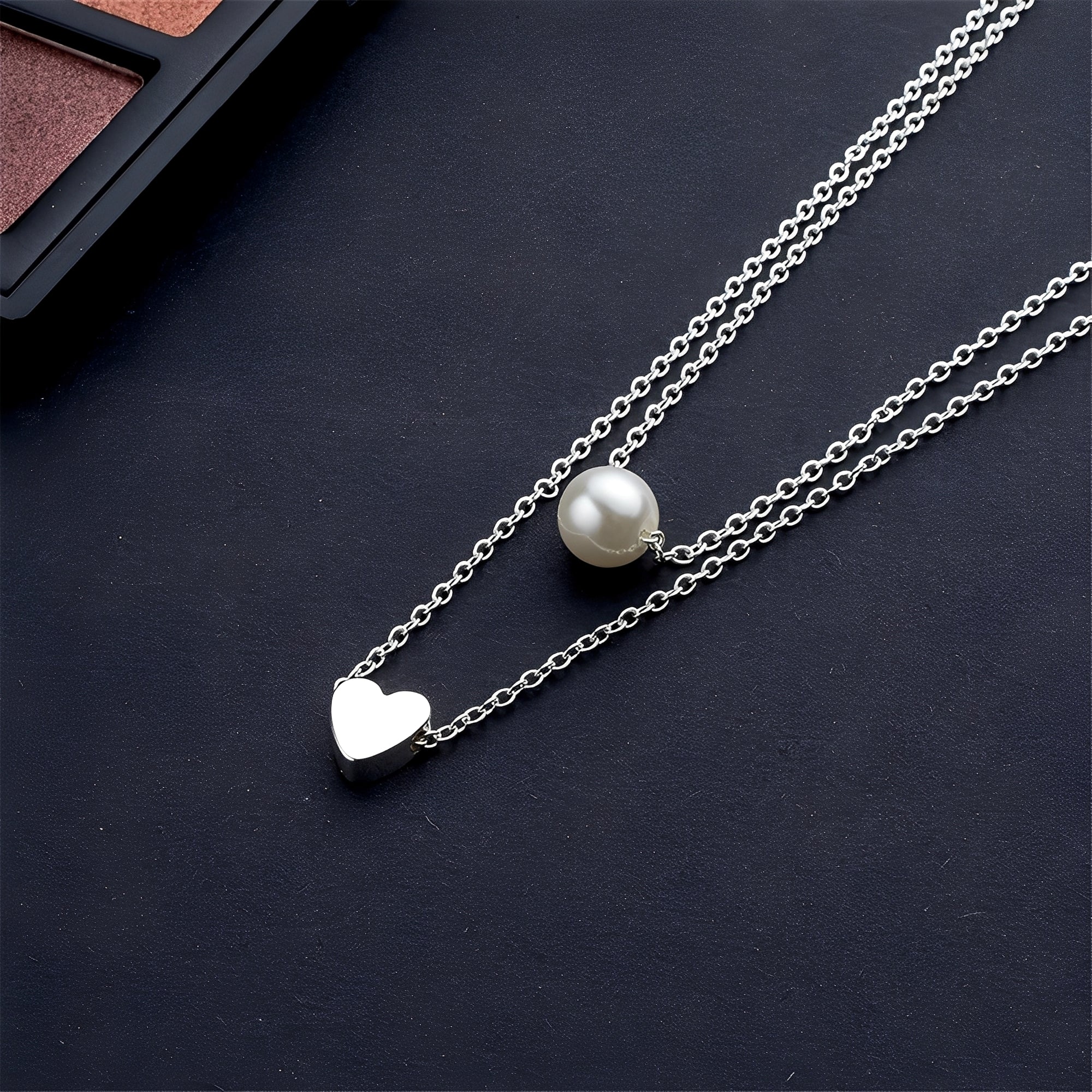 Julia – Elegante Halskette aus Perlen und Herzen