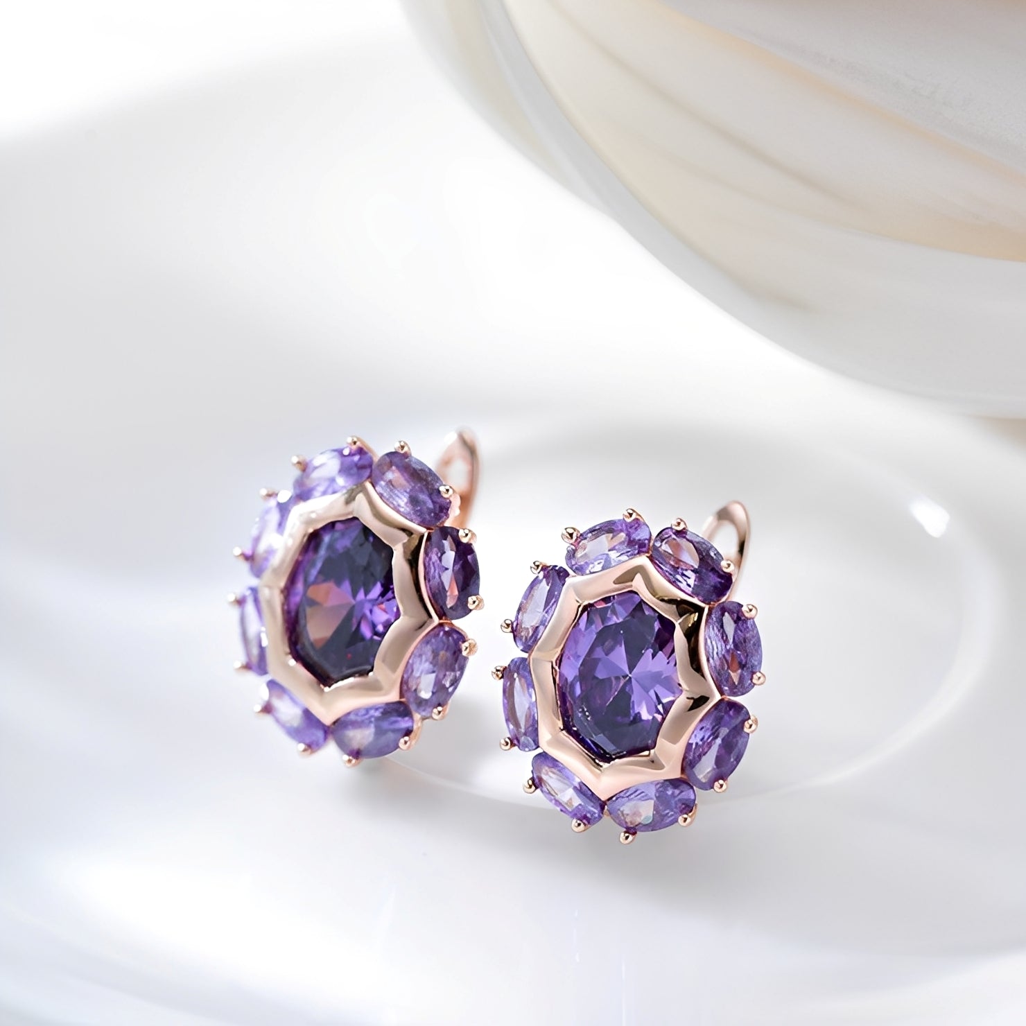 Saphira – Goldene Ohrringe & violette Zirkonia