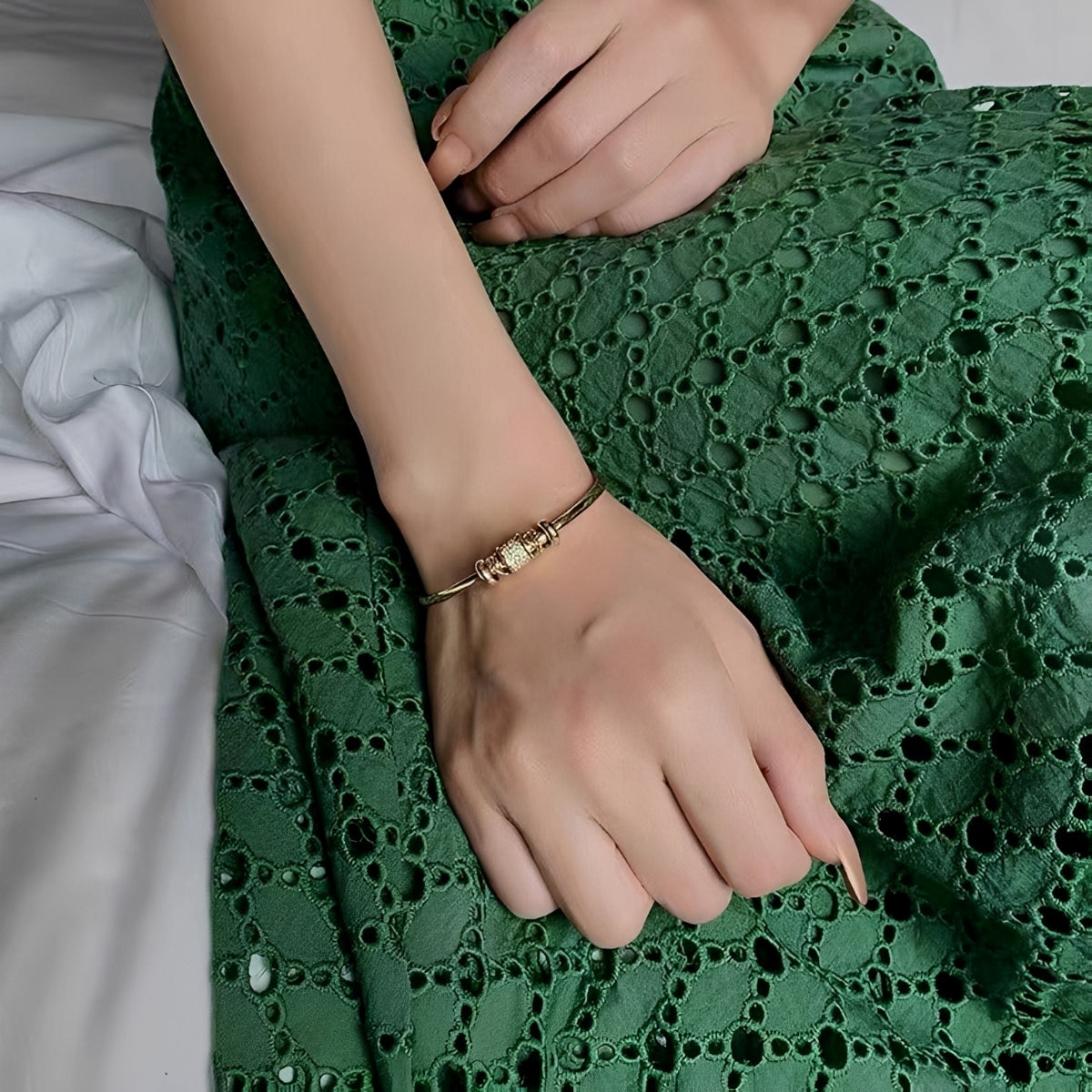 Amalia – Verstellbares Armband mit goldenen Charms