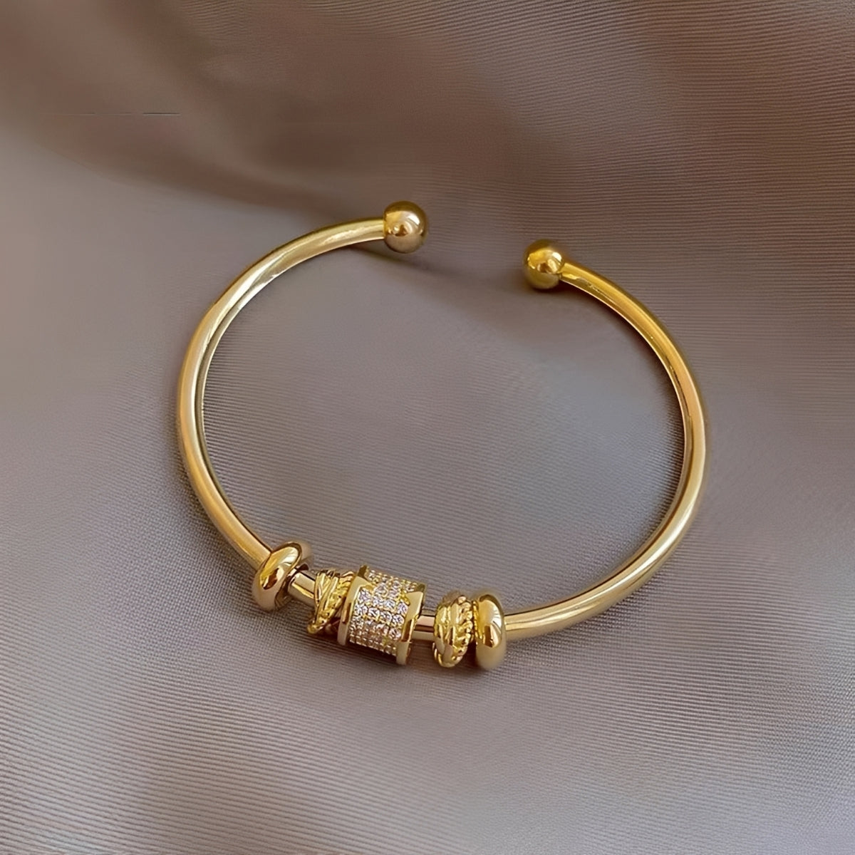 Amalia – Verstellbares Armband mit goldenen Charms