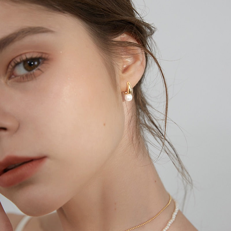 Maelle – Goldene Ohrringe mit einer einzigen Perle
