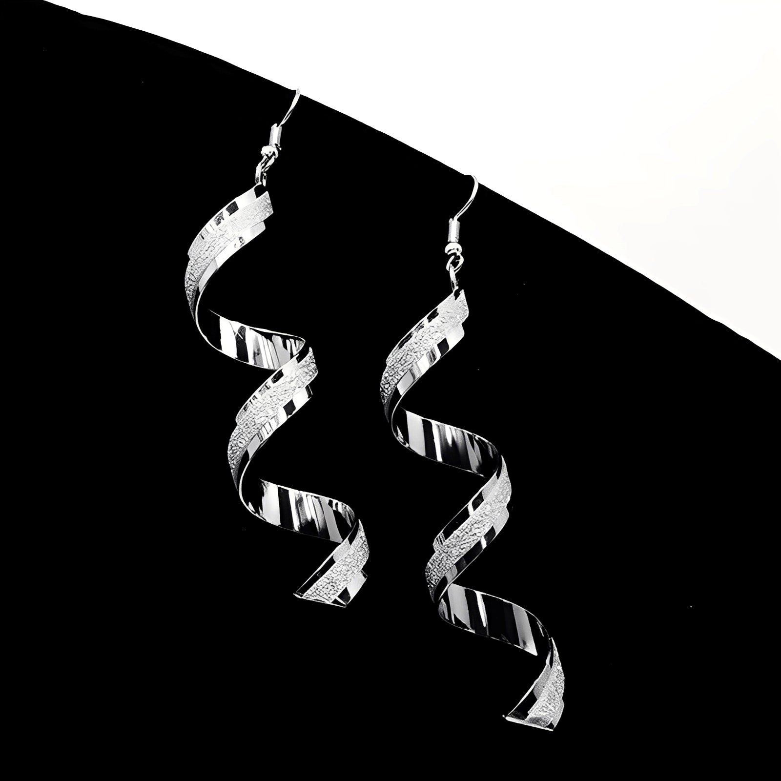 Jia – Glänzende spiralförmige Ohrringe aus Silber