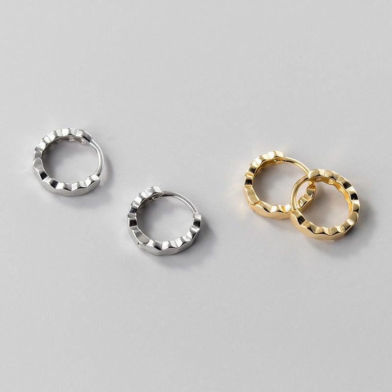 Mei – Geometrischer Clip-Ohrring mit Glanz