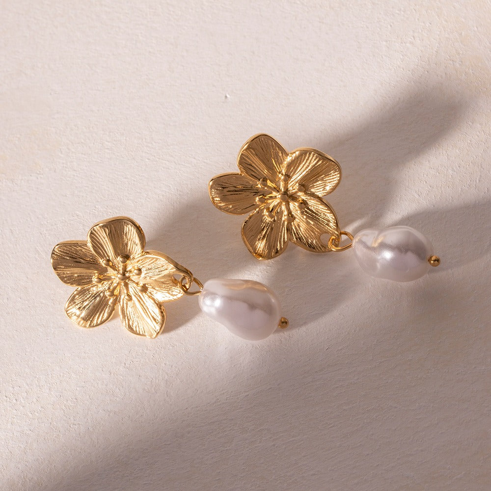 Ember – Florale Ohrringe mit goldenen Perlen