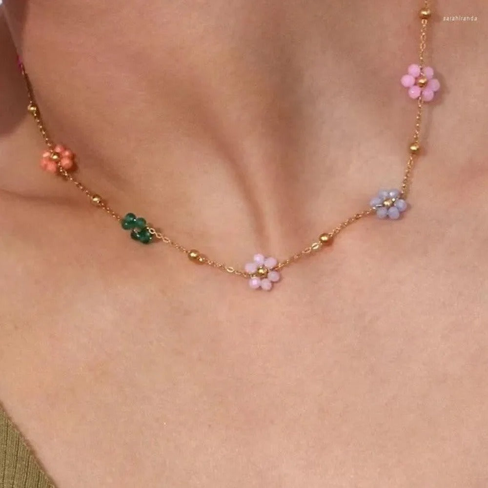 Karylle – Goldene Halskette mit kleinen bunten Blumen