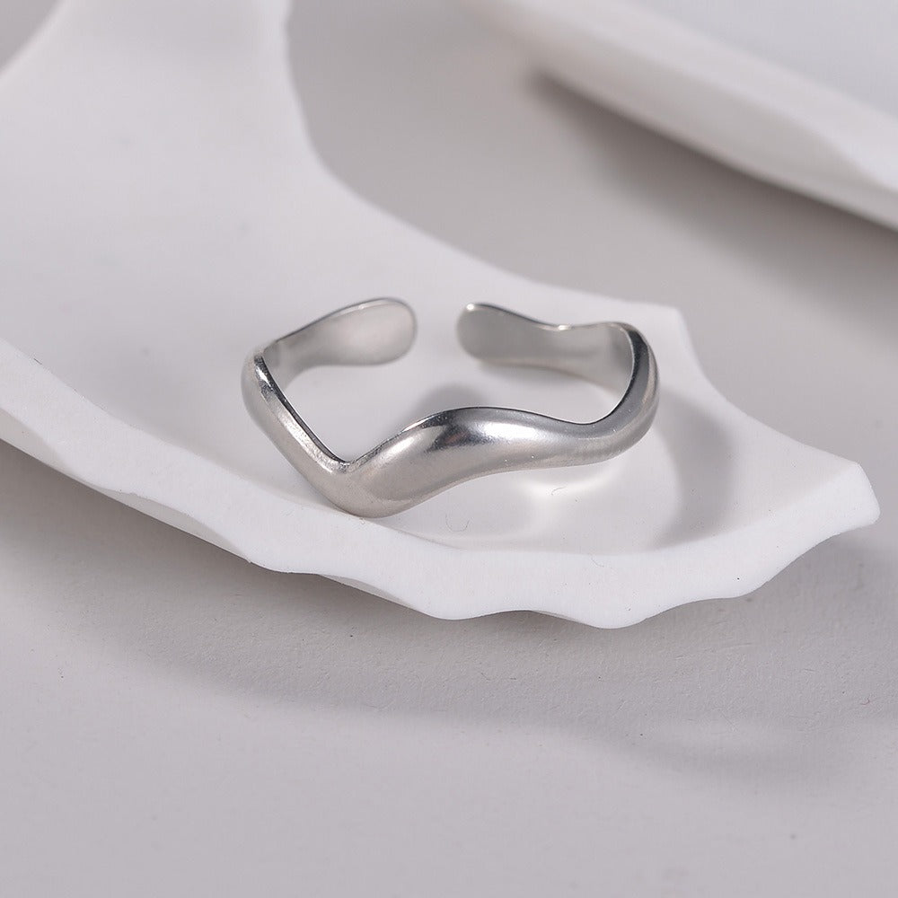 Theva – Offener Ring aus Titanstahl mit Wasserwellen