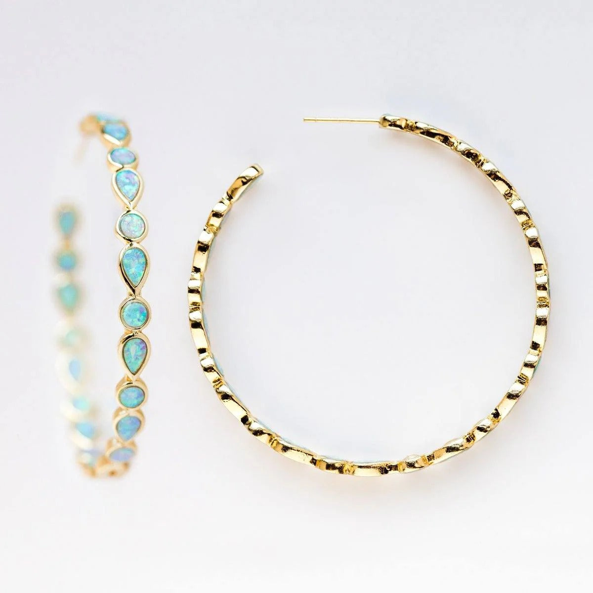Raya – Vintage-goldene Creolen mit blauem Opal