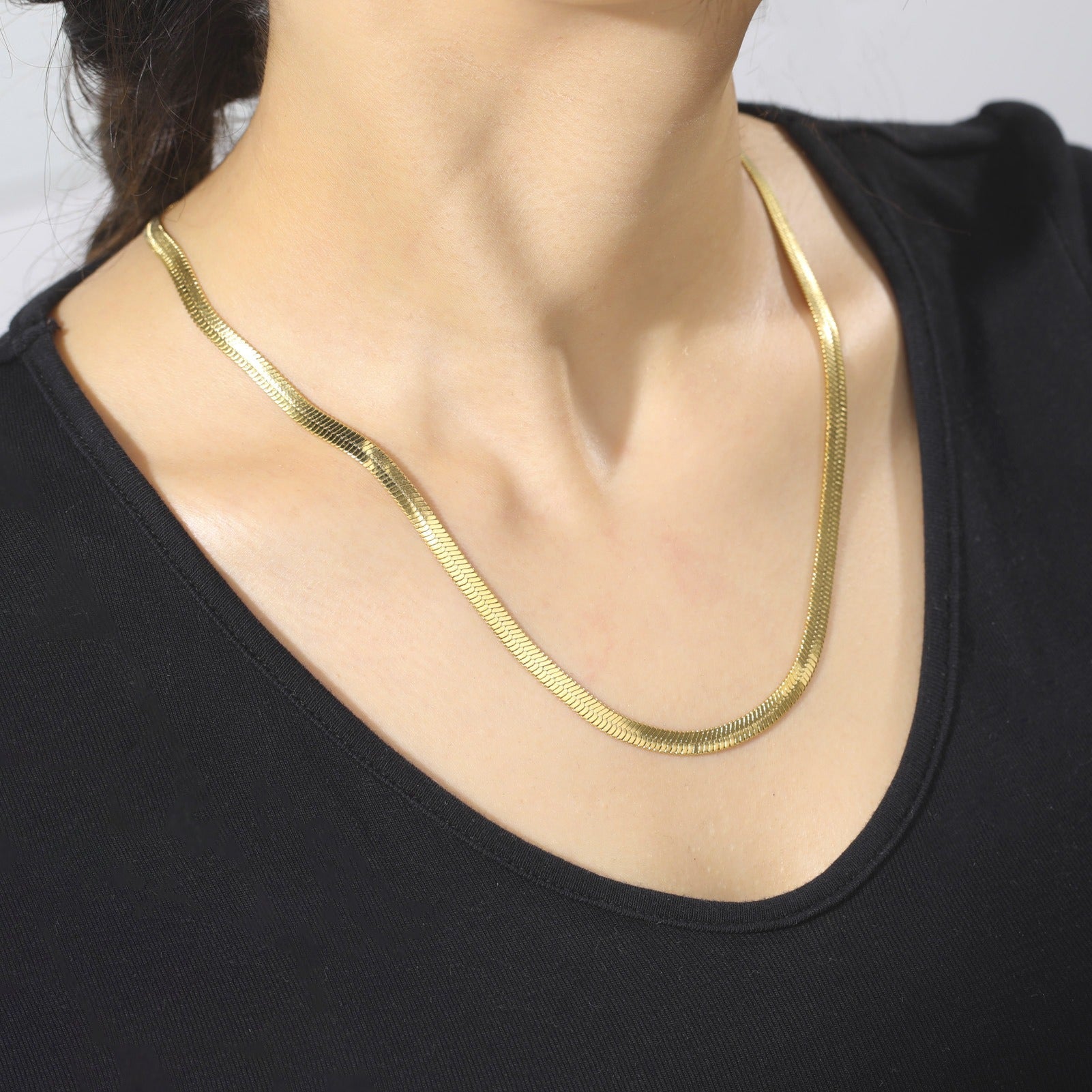 Lucienne - Elegante goldene Schlangen-Halskette