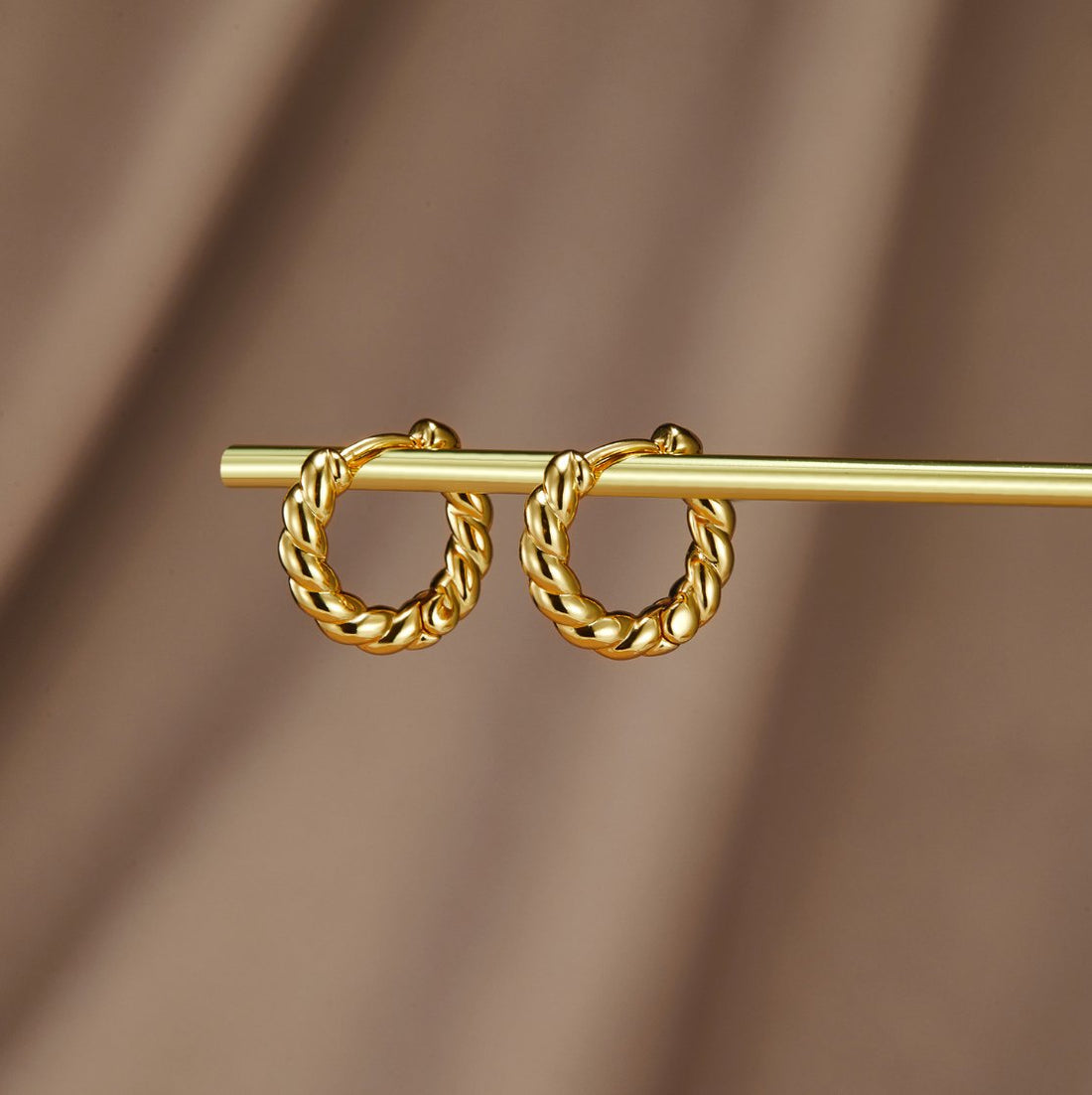 Orhyl – Gedrehte goldene Ohrringe