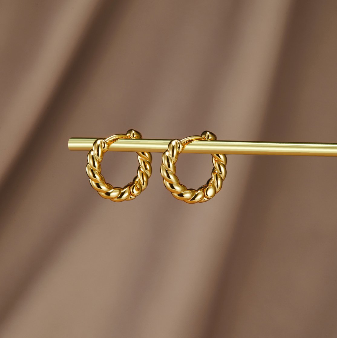 Orhyl – Gedrehte goldene Ohrringe