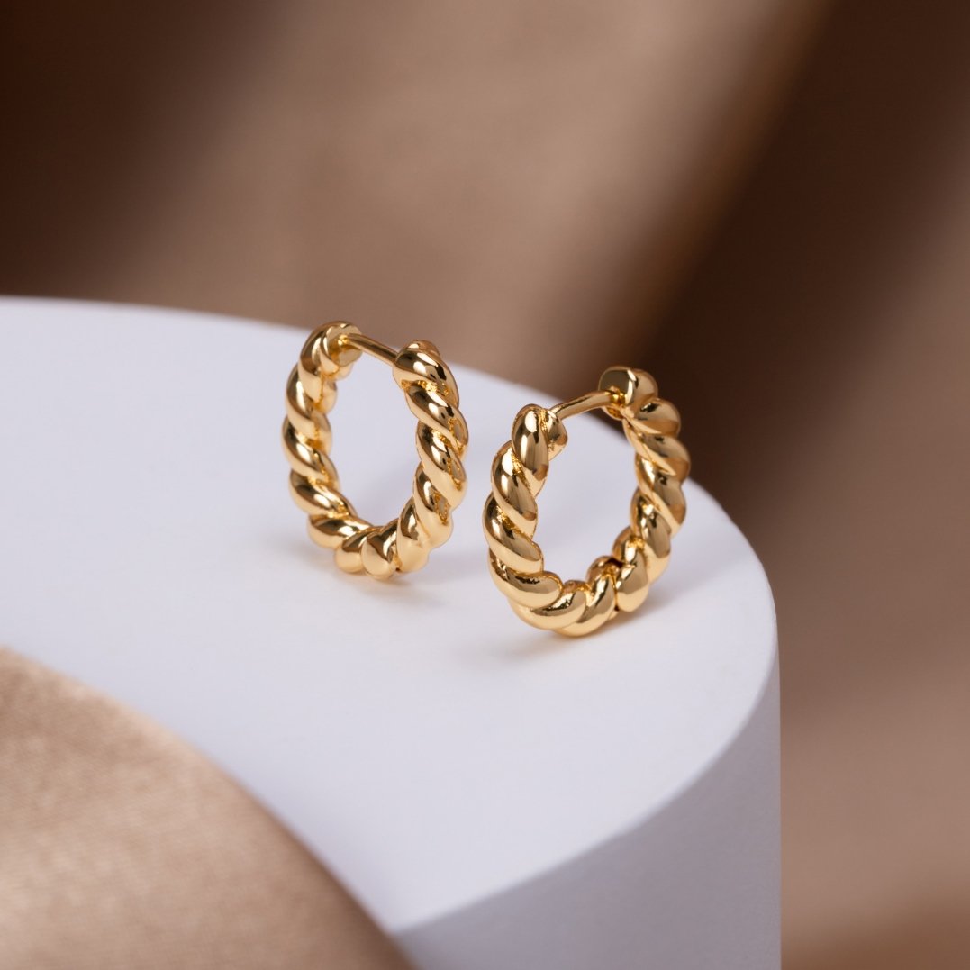 Orhyl – Gedrehte goldene Ohrringe