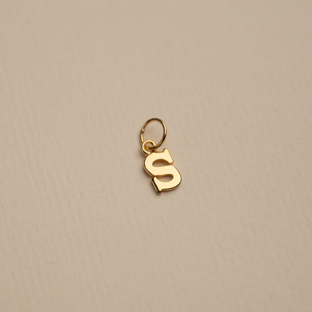 Sabrina - Anhänger mit Buchstaben aus Gold
