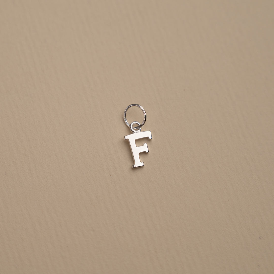 Nadia - Buchstabenanhänger aus Silber