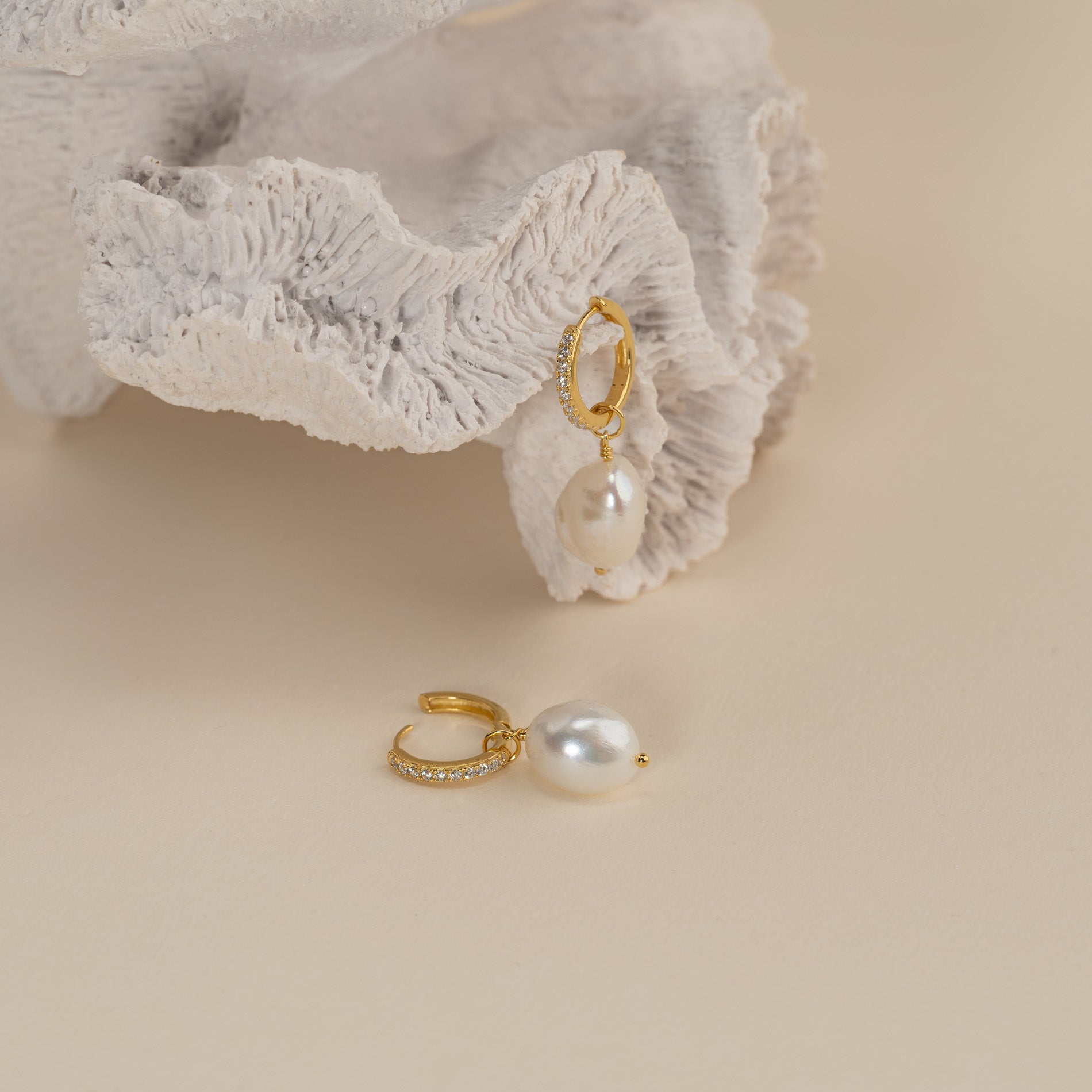 Wella - Goldene Zirkon-Hoops mit Perlen