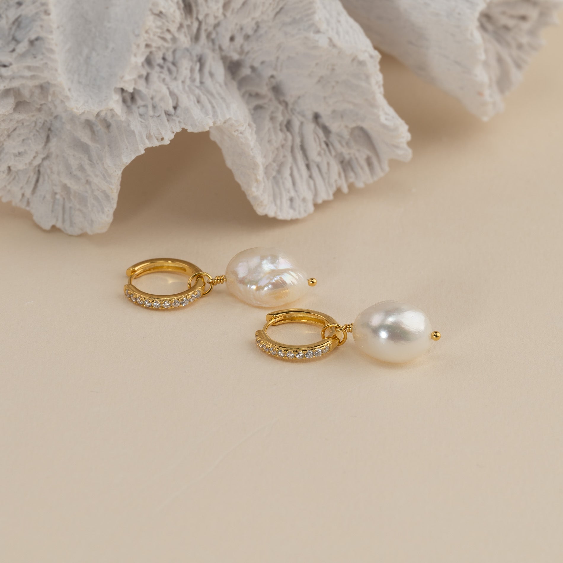 Wella - Goldene Zirkon-Hoops mit Perlen