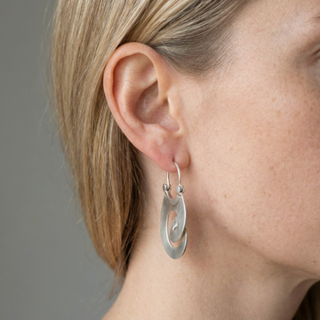 Amandine – Unregelmäßige Vintage Silberohrringe