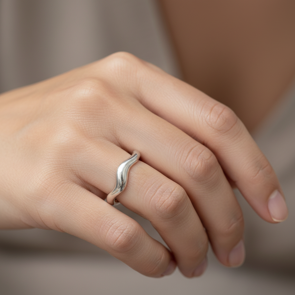 Theva – Offener Ring aus Titanstahl mit Wasserwellen