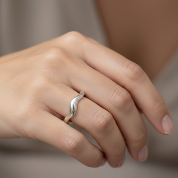 Theva – Offener Ring aus Titanstahl mit Wasserwellen