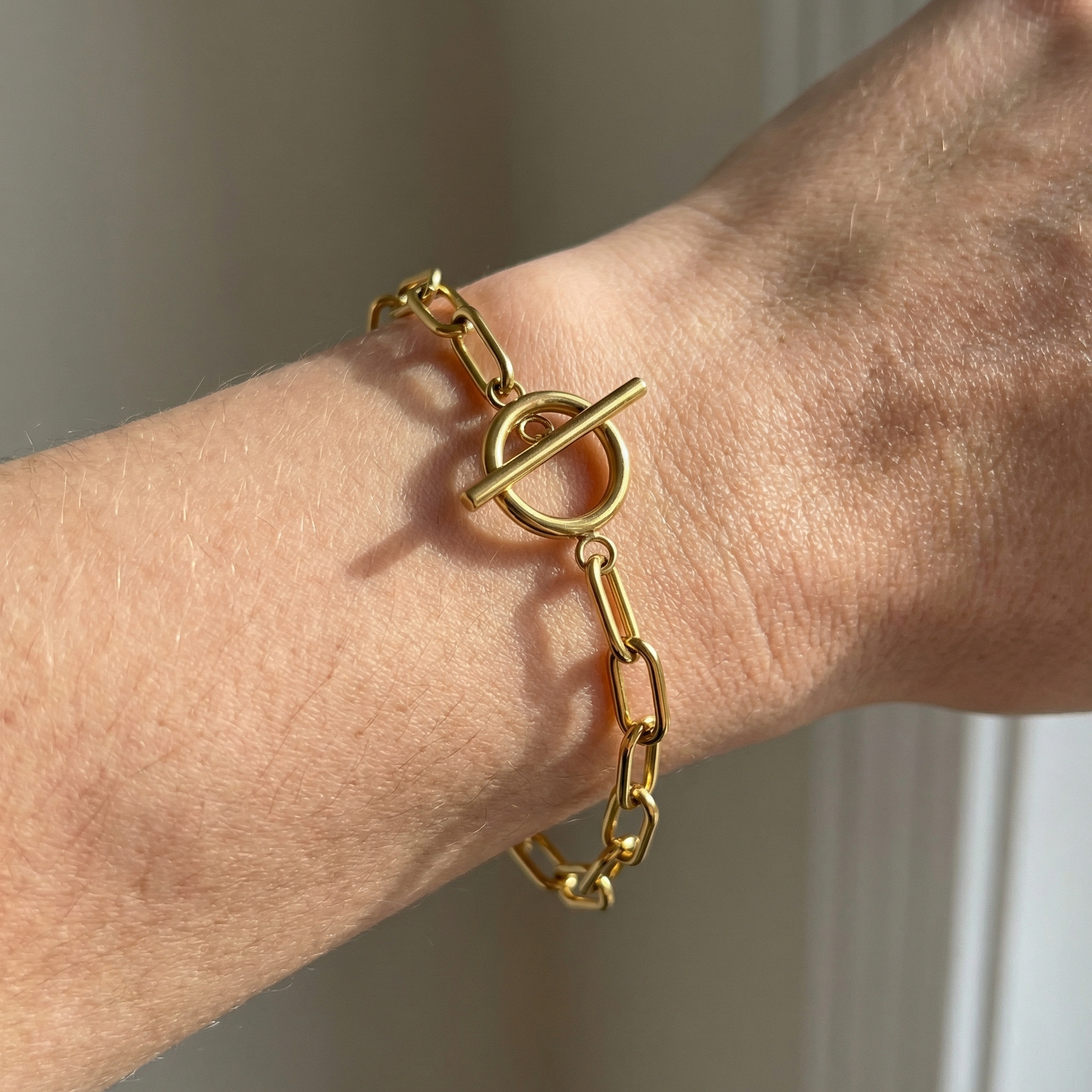Millie – T-Bar-Armband mit rechteckigen Goldgliedern