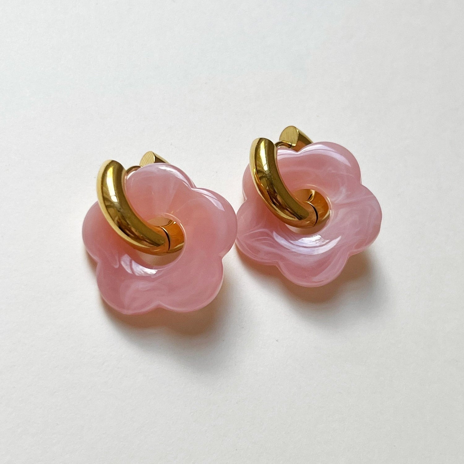 Rosa Donut-Ohrringe mit Blumenanhänger