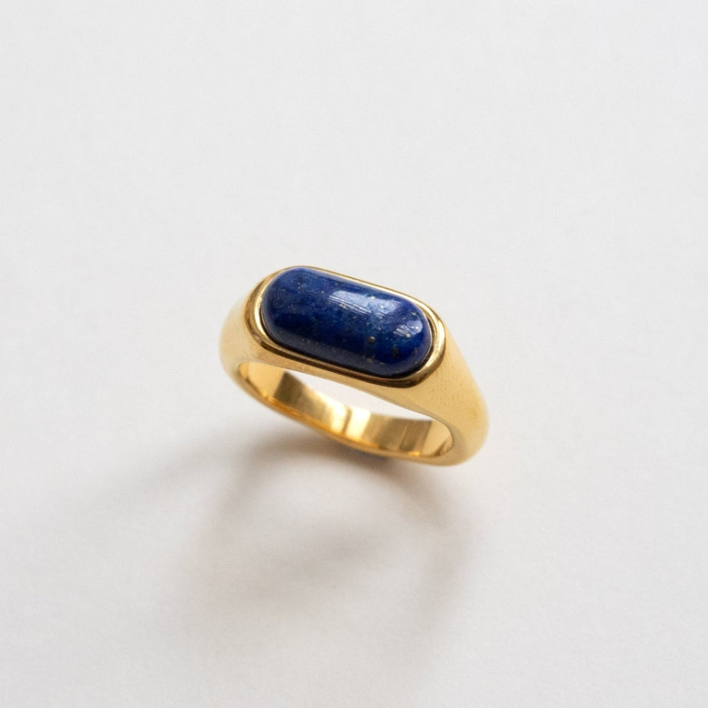 Aria - Glatter Goldring mit blauem Stein