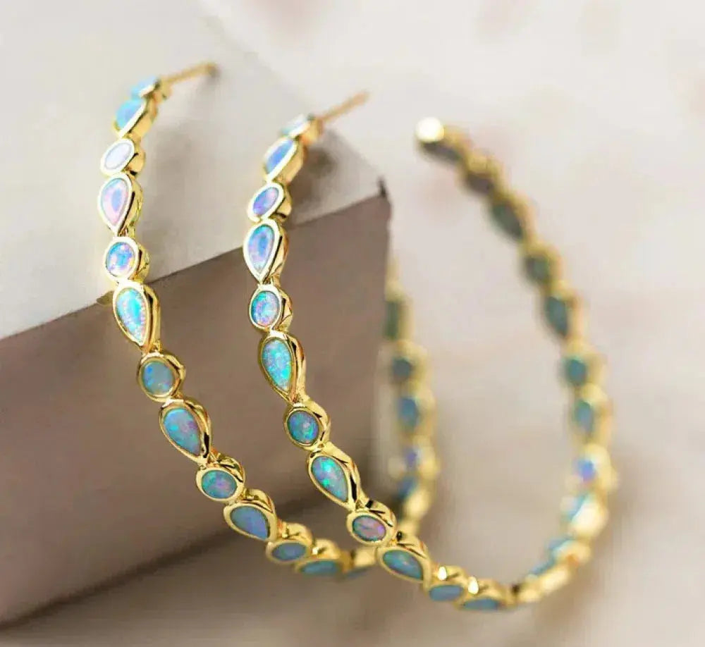 Strahlende Eleganz - Ohrringe aus blauem Opal und Gold