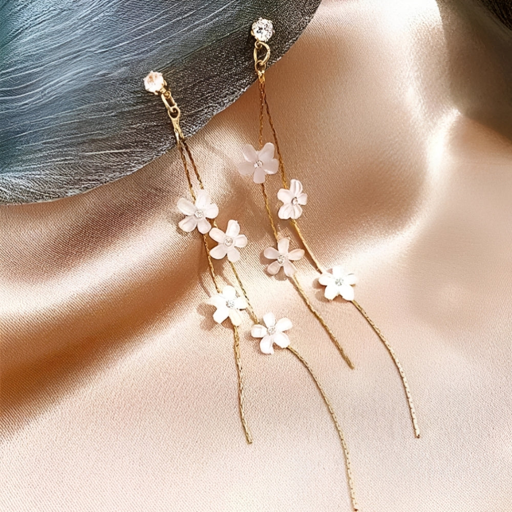 Weiße Blumenohrringe mit goldenen Fäden