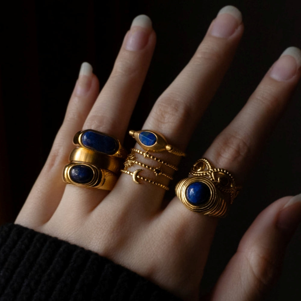 Aria - Glatter Goldring mit blauem Stein