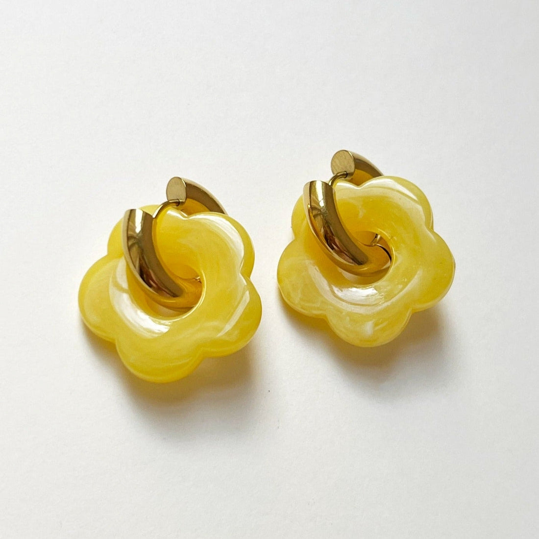 Gelbe Donut Creolen mit Blumenanhänger