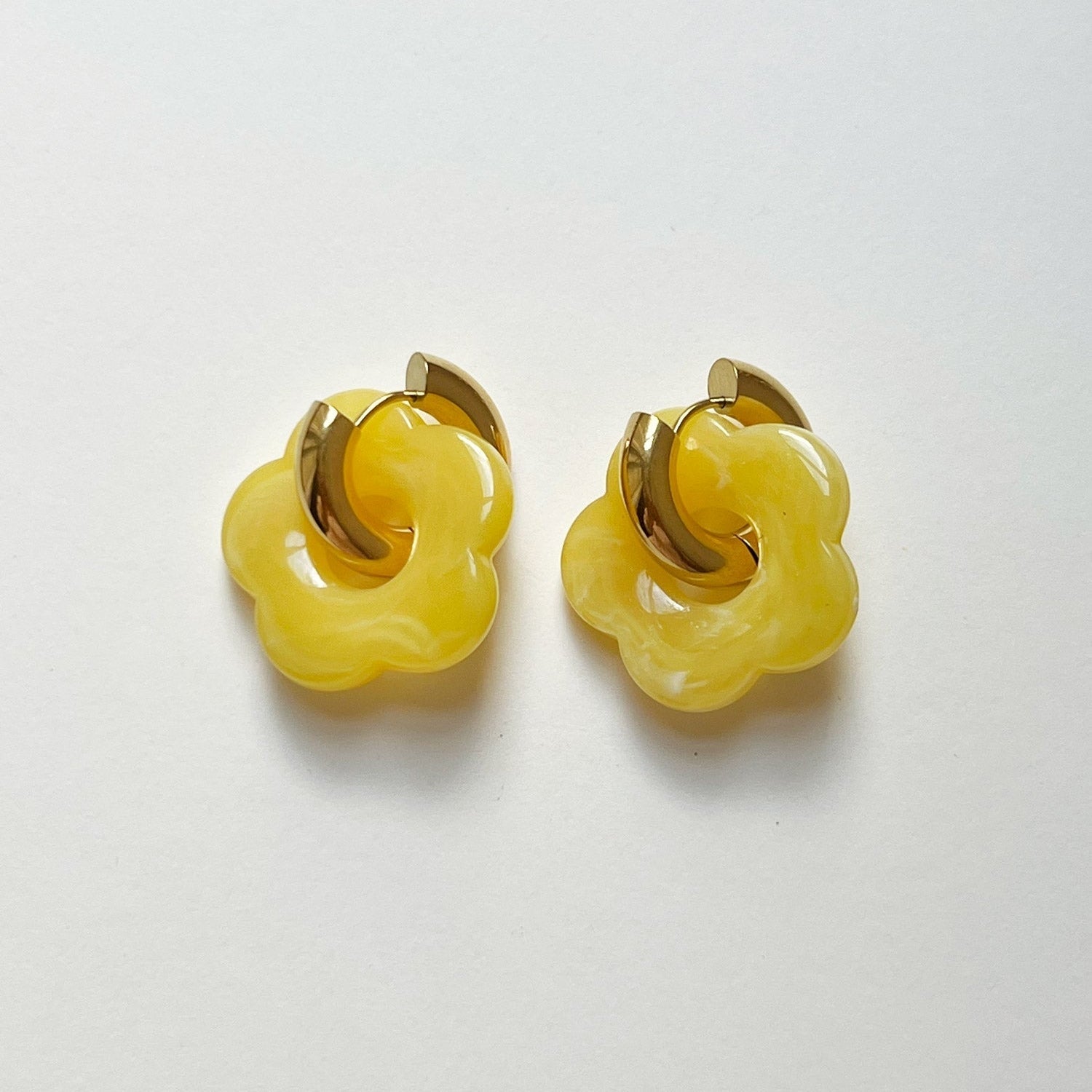 Gelbe Donut Creolen mit Blumenanhänger